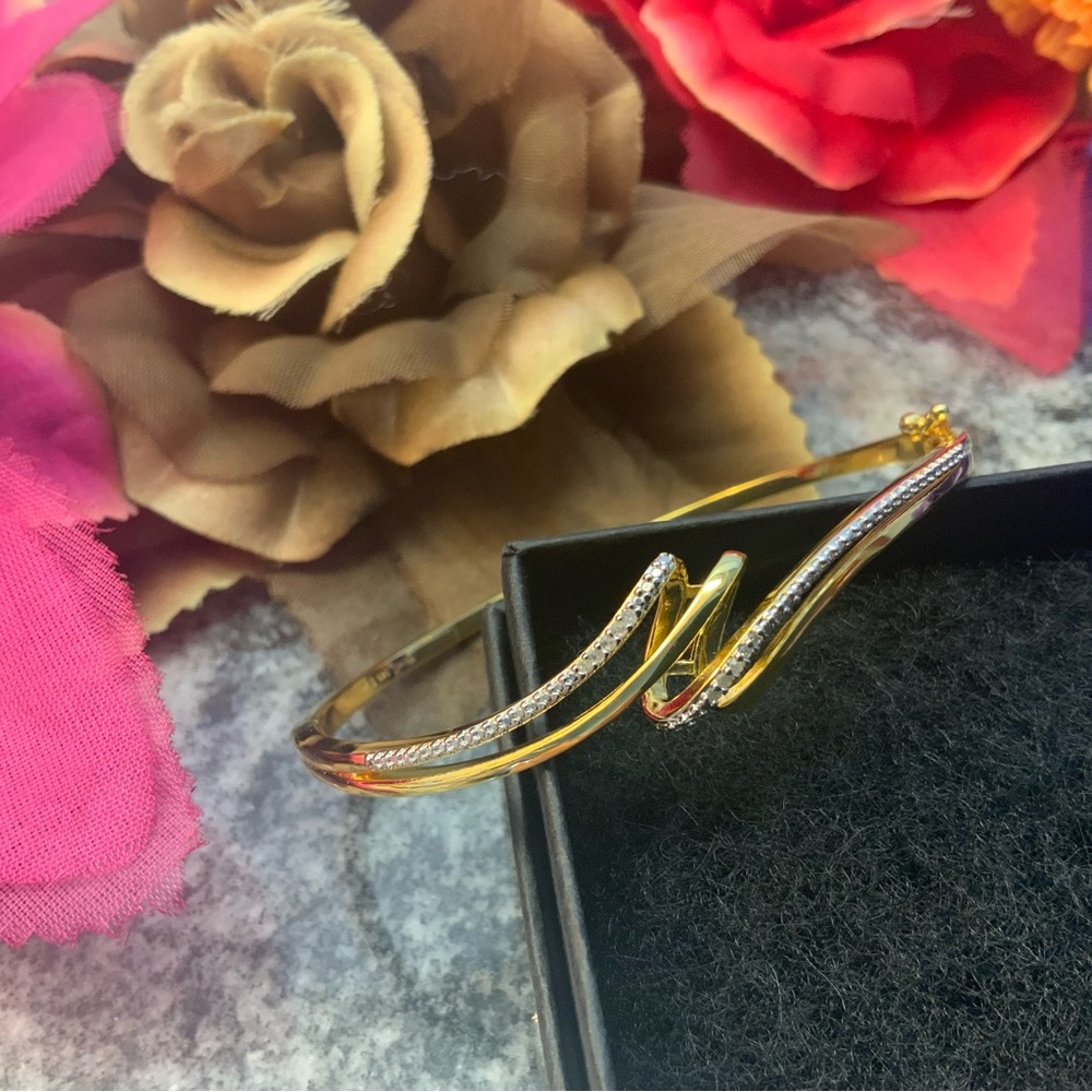 ♥️BRAND NEW ♥️18k gold over silver bracelet with diamonds. exquisite and elegant
